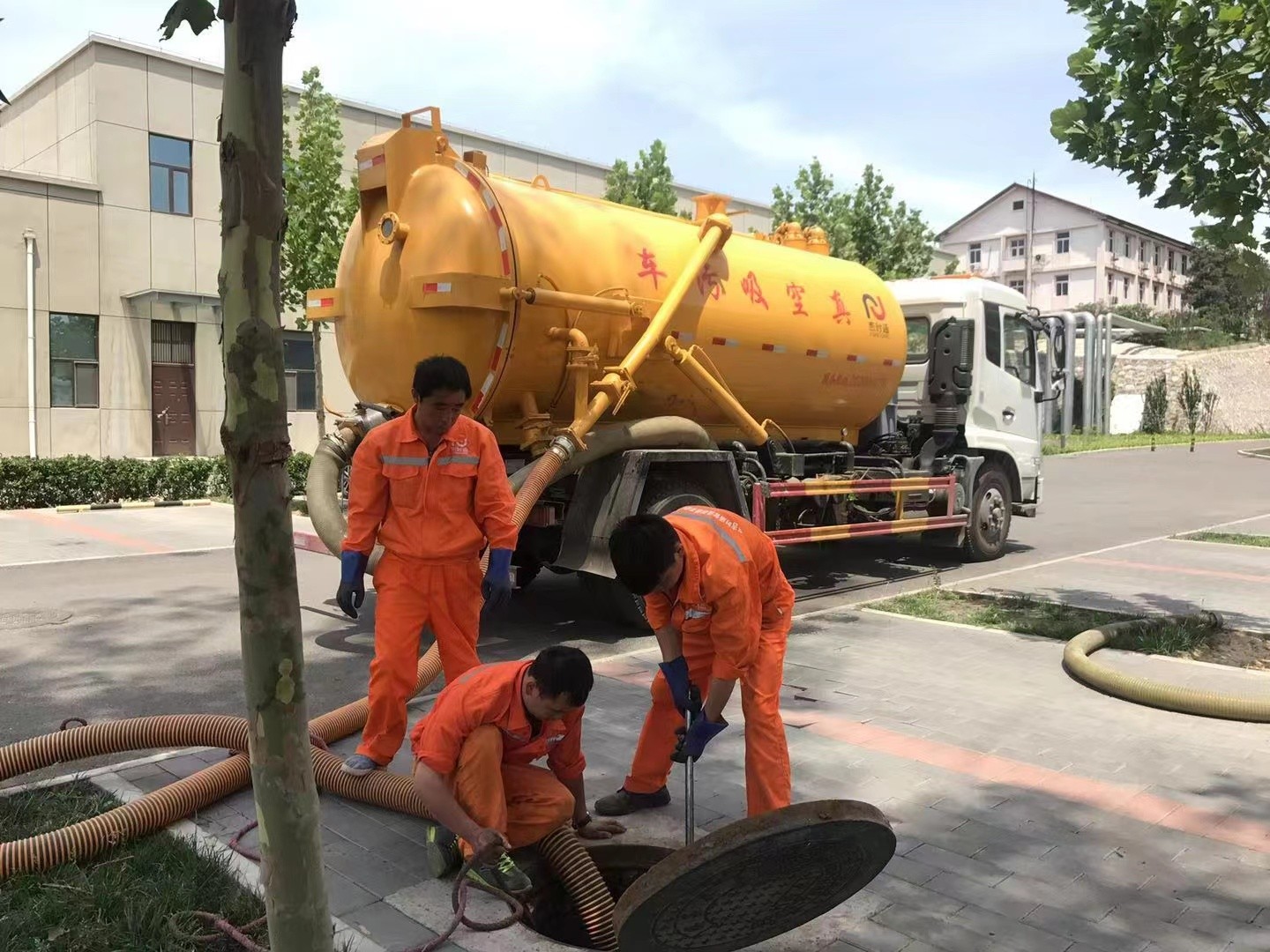 阜龙乡管道疏通车停在窨井附近