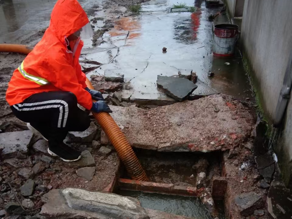 阜龙乡专业清理污水池 炜誉市政以规范流程守护城市 “肠道”