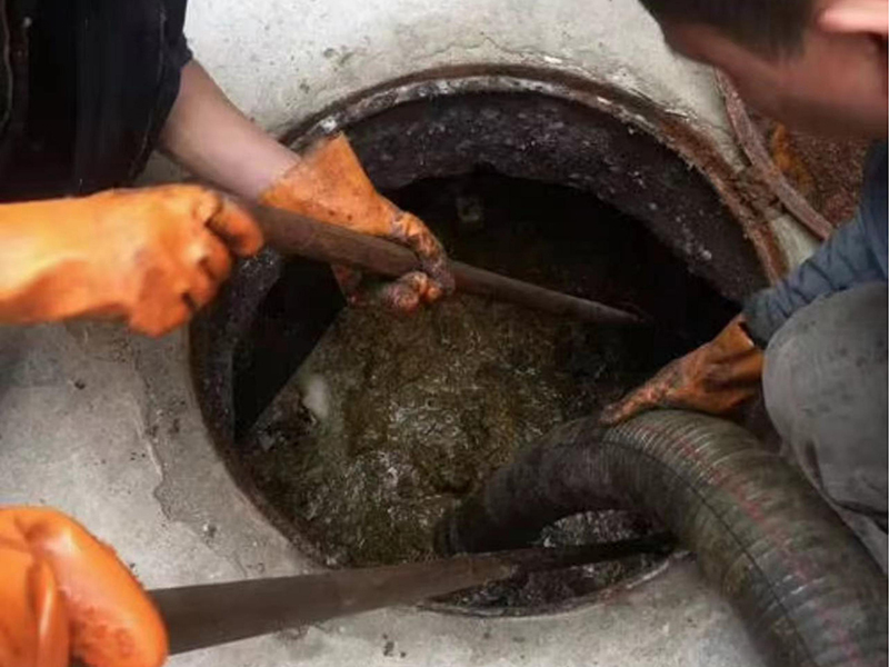 阜龙乡清理化粪池时如何避免沼气的危害？